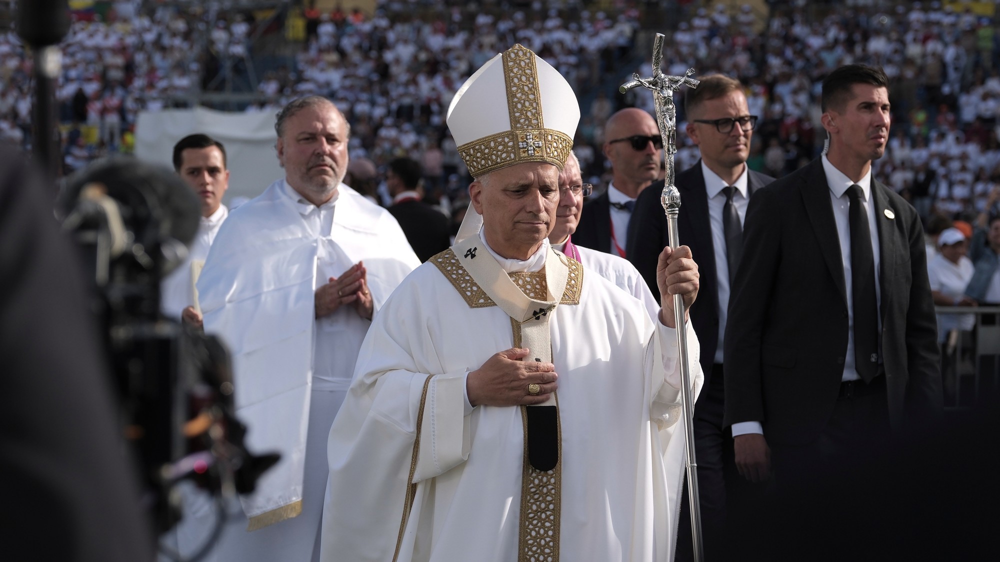 Pápež Lev XIV. odslúžil omšu na štadióne hneď vedľa masových hrobov migrantov.