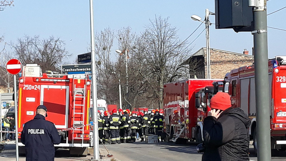 Prokuratura ma już wstępne wyniki sekcji zwłok czterech ofiar niedzielnego wybuchu kamienicy na Dębcu w Poznaniu. Wcześniej zbadano ciało kobiety, która według śledczych zginęła jeszcze przed tym, zanim doszło do eksplozji. Nieoficjalnie w jej śmierć zamieszany jest były mąż kobiety. Co do pozostałych osób, które zginęły tego tragicznego poranka, na ich ciałach nie stwierdzono obrażeń, które mogłyby sugerować udział osób trzecich.