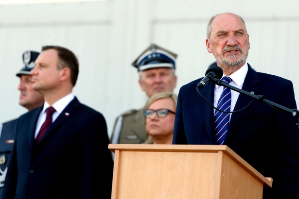 Poznań, Minister obrony Antoni Macierewicz i prezydent Andrzej Duda podczas uroczystego apelu