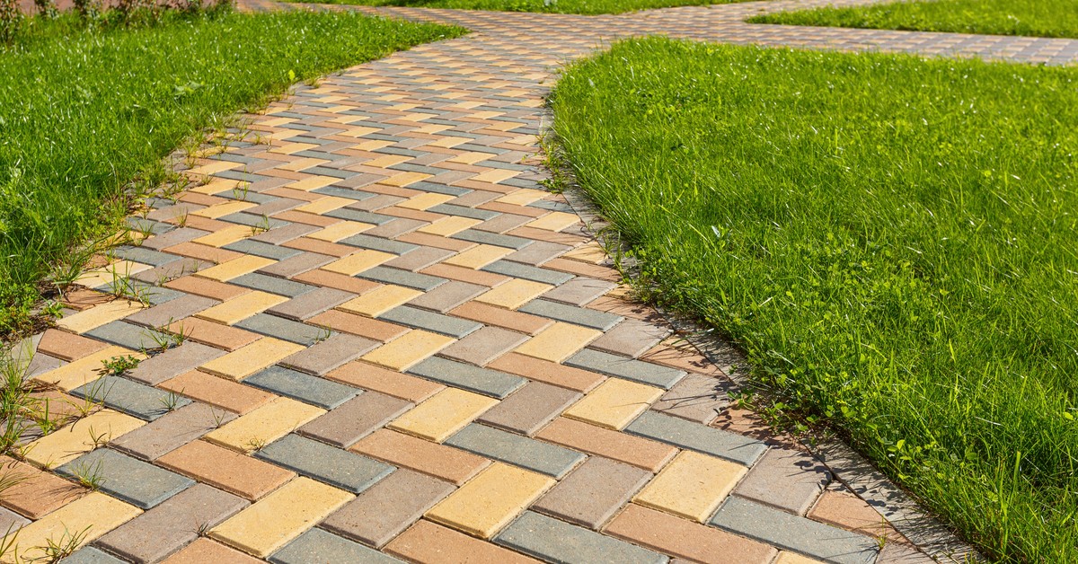 Nieoficjalny podatek od kostki. Sprawdź, jak obniżyć rachunek za deszcz choćby o 800 zł rocznie!