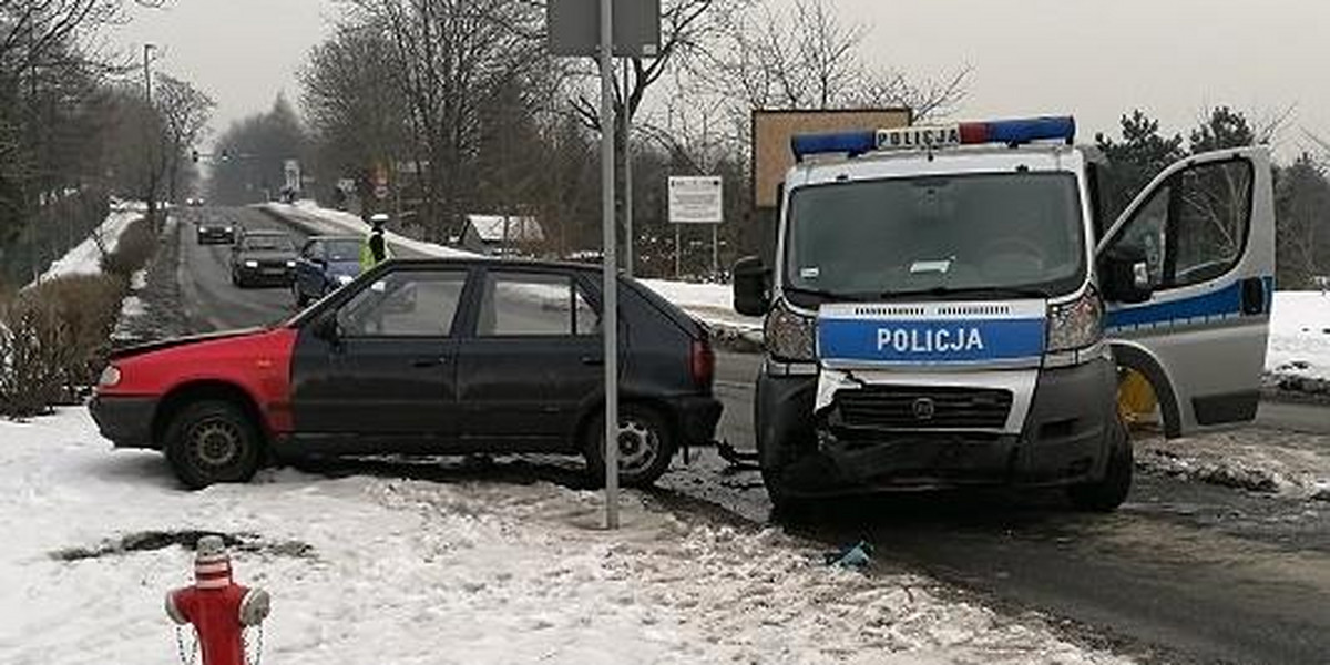 Uciekając staranował radiowóz