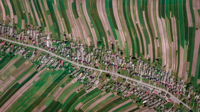 A falu, amelynek hatezer lakosa mind ugyanabban az utcában él