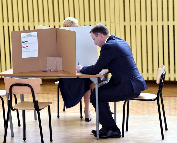 Andrzej Duda z żoną Agatą Kornhauser-Dudą głosuje w obwodowej komisji wyborczej nr 108 w Krakowie