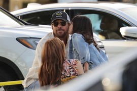 NAJLEPŠI PAR NA SVETU IMA MILIONE, a sa decom žive u malom DVOSOBNOM STANČIĆU! Svi su iznenađeni kako vaspitavaju ćerke