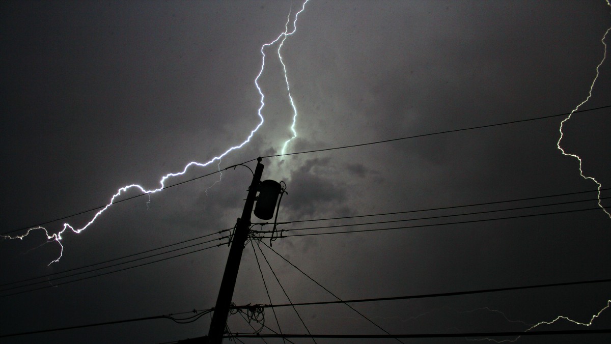 Instytut Meteorologii i Gospodarki Wodnej wydał ostrzeżenia przed burzami z gradem dla dziewięciu województw w Polsce północno-zachodniej, centralnej i południowo-wschodniej. Najmocniej padać ma na Mazowszu, gdzie prognozowanych jest nawet 50 mm deszczu i wiatr do 90 km/h.