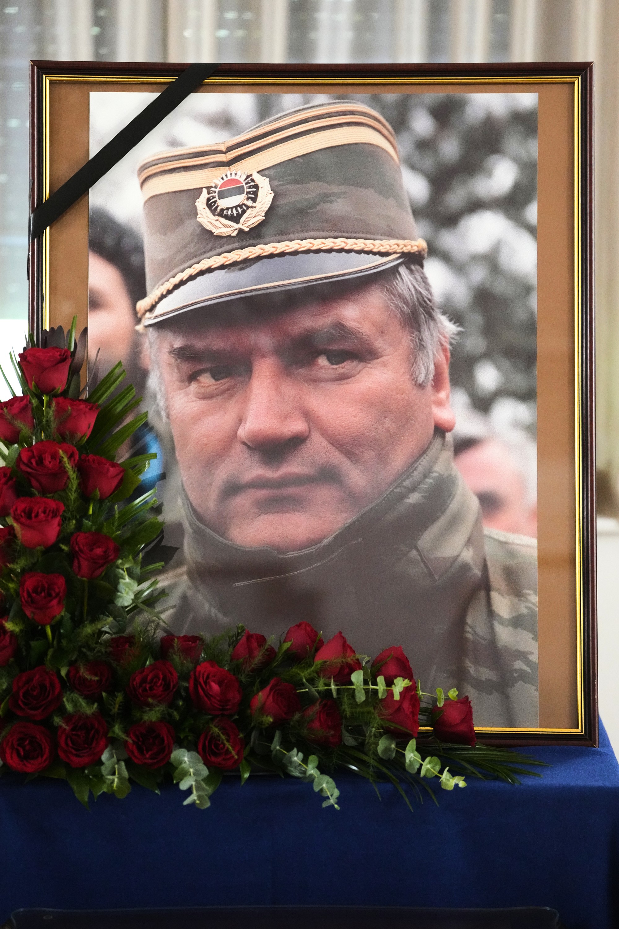 Tisíce ľudí prišli na pohreb vojnového zločinca Ratka Mladiča.