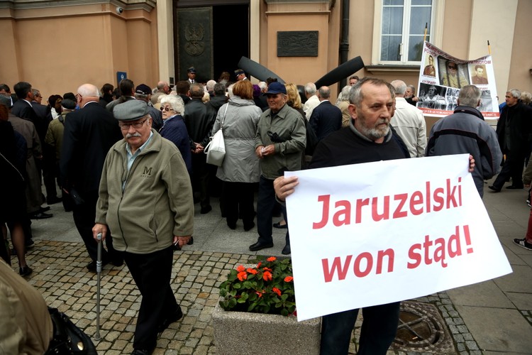 Protesty w czasie mszy pogrzebowej za generała Wojciecha Jaruzelskiego
