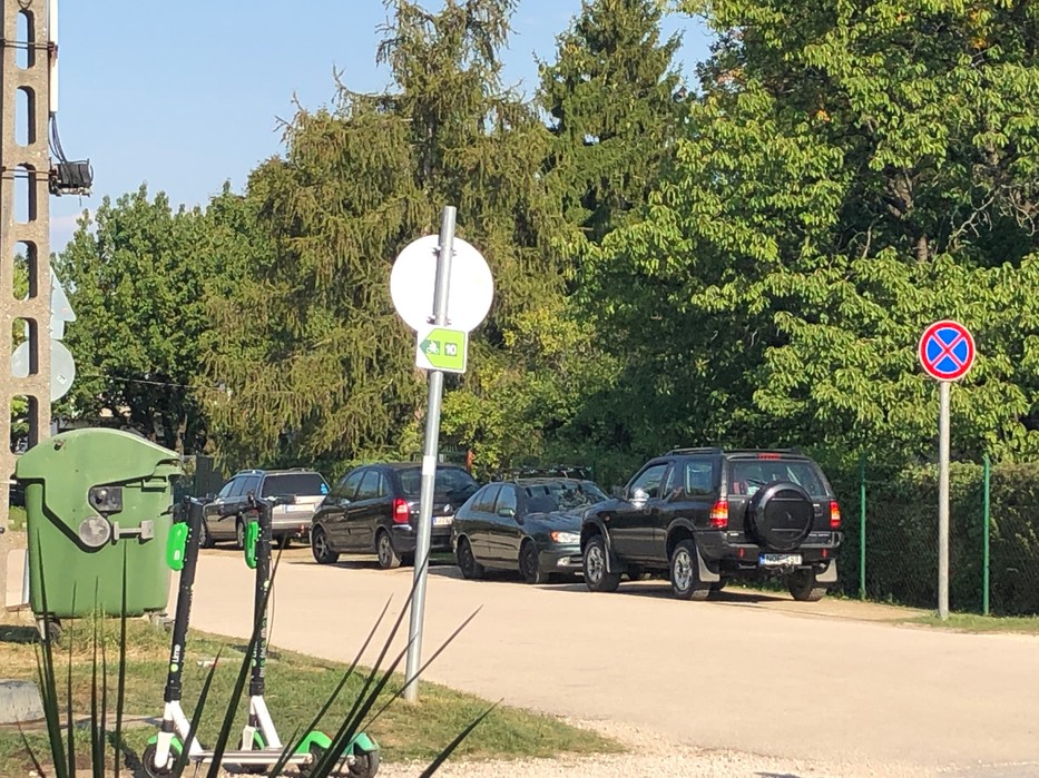A látogatók akár a megállni tilos tábla alá is odaparkolnak.
