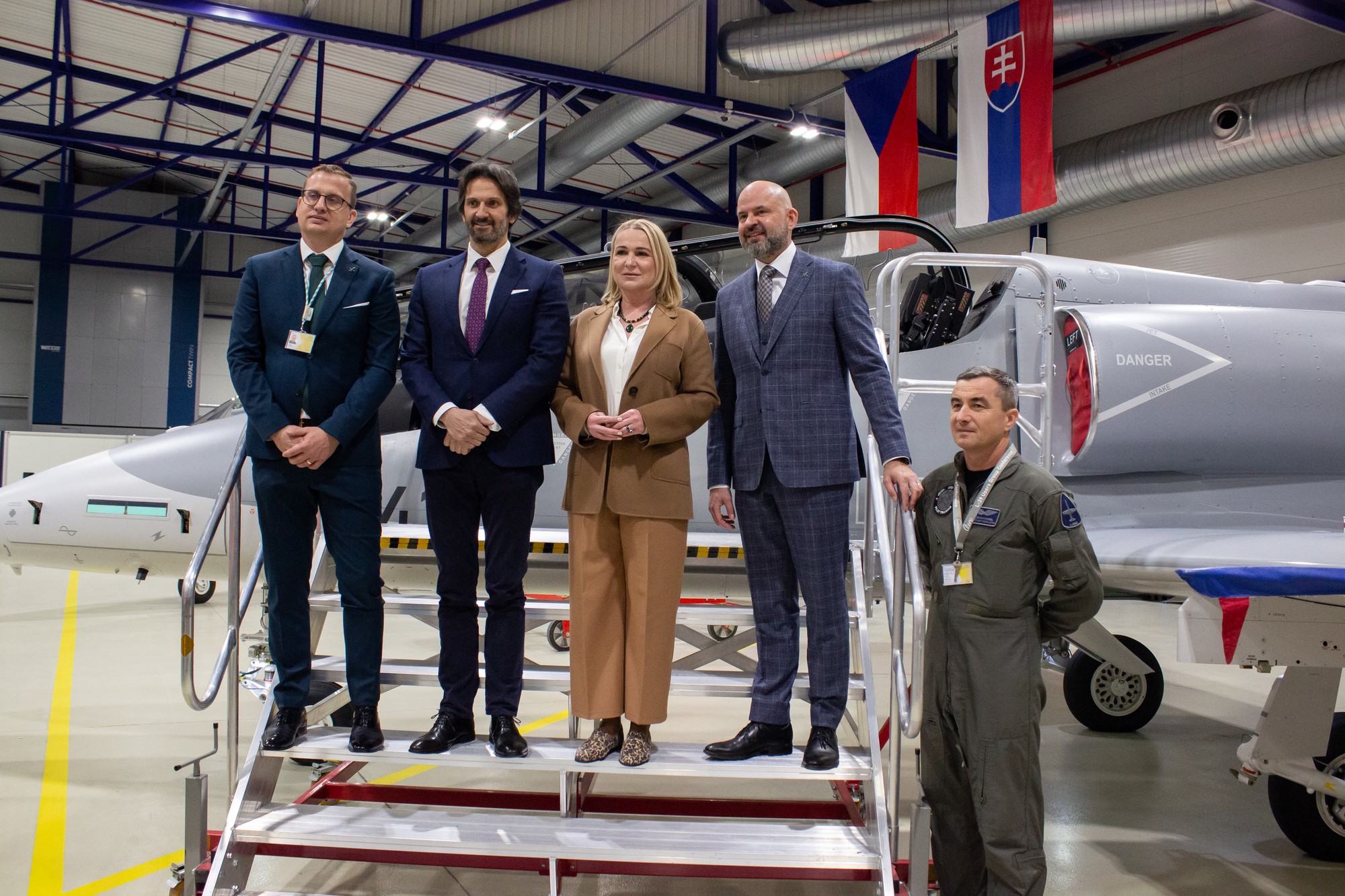 Viceprezident Assembly Miloš Košťál, Robert Kaliňák, česká ministerka obrany Jana Černochová, prezident Aero Vodochody Viktor Sotona a vedúci letový inšpektor Radovan Cingel.