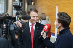 "Walnij się w zatłuszczony łeb". Sikorski obraził Kempę na Twitterze. REAKCJE polityków