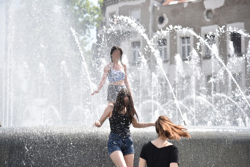 Osmakinje se kupaju u fontani na Slaviji