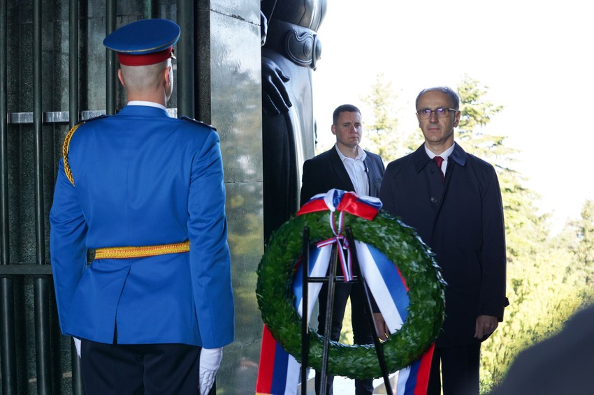 Predsednik Vlade Republike Srbije Đuro Macut položio je venac na Avali povodom Dana pobede nad fašizmom