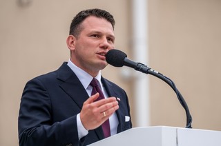 Sławomir Mentzen poniesie konsekwencje za odpalenie racy? Stołeczna policja skierowała wniosek o ściganie