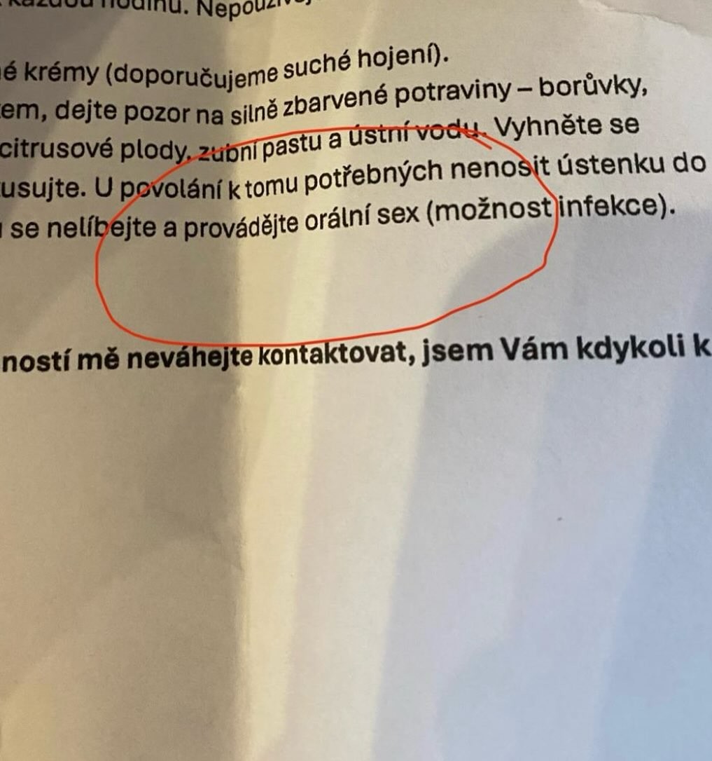 Salón krásy omylom odporúčal svojim klientkam vykonávať orálny sex.