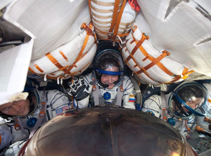 Załoga Sojuza w kapsule lądującej