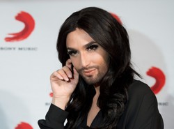 Sekrety "kobiety z brodą". Conchita Wurst wydała autobiografię [ZDJĘCIA]