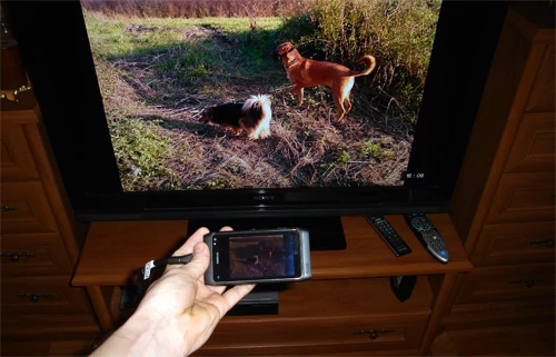 Zarówno zdjęcia, jak i wideo można odtwarzać na telewizorze. Wystarczy podpiąć urządzenie za pomocą HDMI. Jakość obrazu naprawdę robi wrażenie. W przypadku filmów, nawet w HD, nic się nie zacina. Duży plus