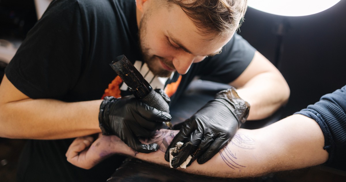 19-latek chce wytatuować sobie markę samochodu. W zamian chce dostać auto gratis