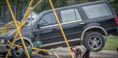 Uciekając wjechał na plac zabaw. Troje dzieci w ciężkim stanie