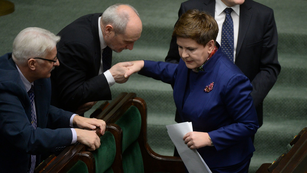 Decyzja KE o rozpoczęciu wobec Polski procedury ochrony praworządności oznacza, że UE nie może zlekceważyć nowego kursu, jaki obrała Polska - odnotowuje dziś włoska prasa. Na jej łamach pojawiła się opinia, że to też reakcja na falę populizmu w Europie.