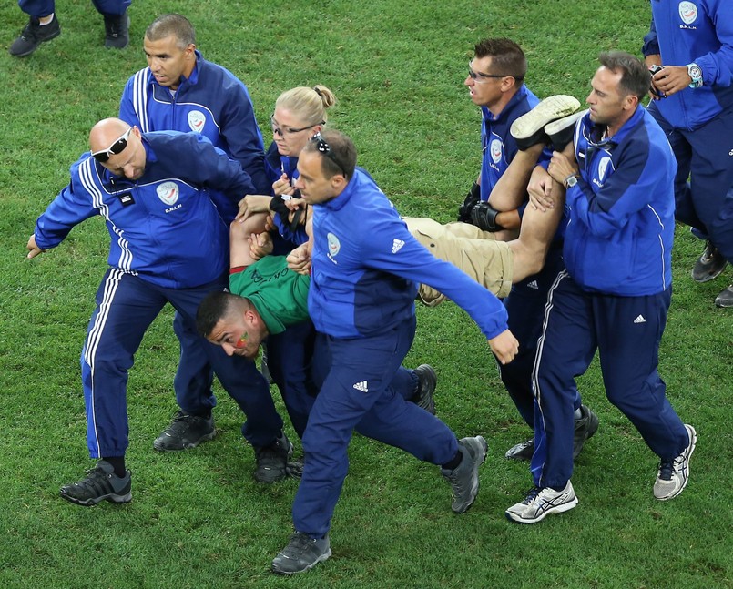 Portugalczycy nie potrafili usiedzieć na miejscu. Wbiegli na boisko. Na szczęście nie... nago. ZDJĘCIA