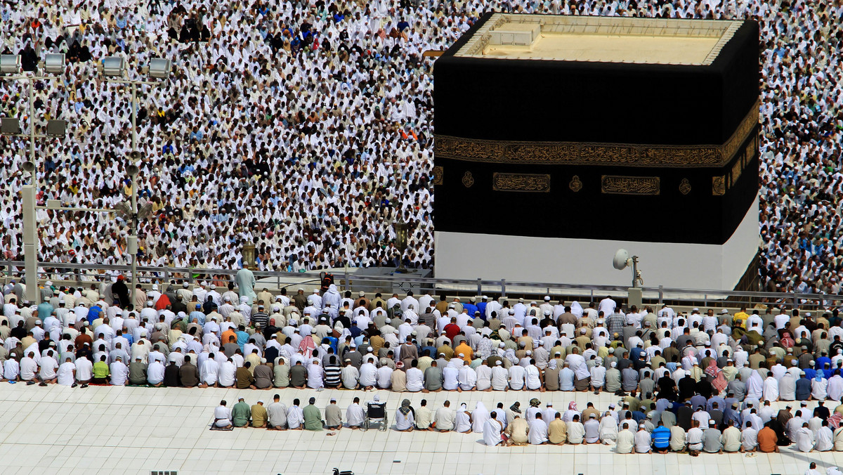 Miliony muzułmanów przybywają w tym tygodniu do świętego miasta Mekka w Arabii Saudyjskiej na hadżdż - pielgrzymkę, którą przynajmniej raz w życiu ma obowiązek odbyć każdy wyznawca islamu. Zacznie się ona w środę, ale pielgrzymi są już w Mekce od poniedziałku.