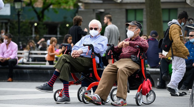 Életkép a New York-i Washington Square Parkból 2020 május 24-én.