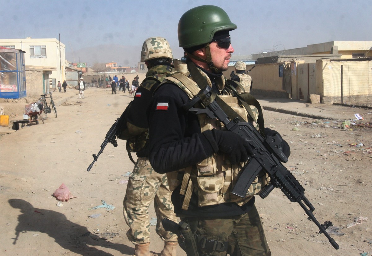 Polscy żołnierze na patrolu w Afganistanie