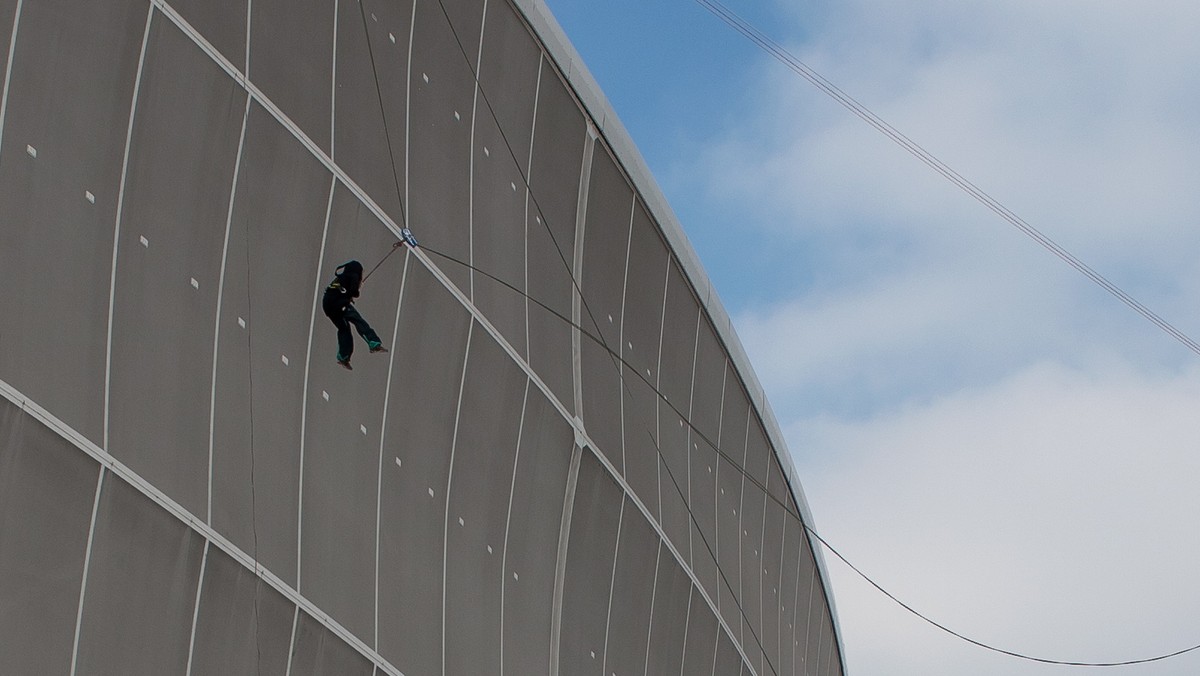 WROCŁAW SKOKI NA LINIE Z DACHU STADIONU