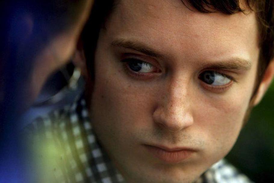 Elijah wood 24 7. Элайджа Вуд Гек. Элайджа Вуд подросток. Элайджа Вуд родители. Элайджа Вуд с братом и сестрой.