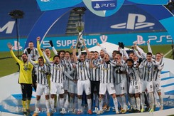 Wojciech Szczęsny z Superpucharem Włoch. Juventus zdobył trofeum