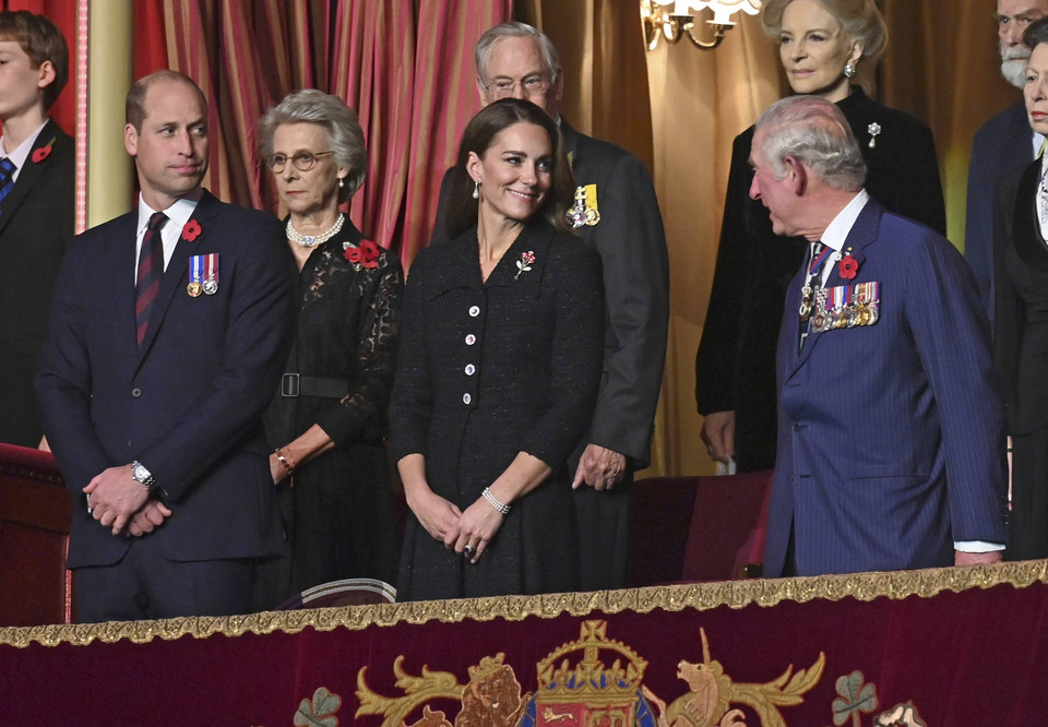 Kate Middleton i książę William w Royal Albert Hall (na zdjęciu z księciem Karolem)