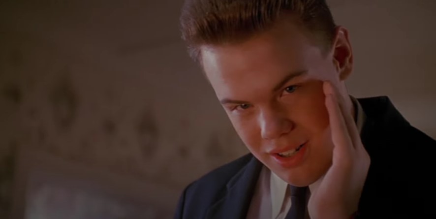 Devin Ratray alias Buzz McCallister v hite Sám doma.