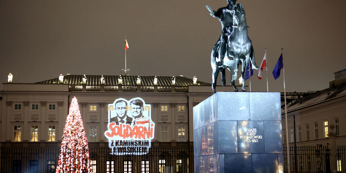 Grafika poparcia dla Kamińskiego i Wąsika na Pałacu Prezydenckim.