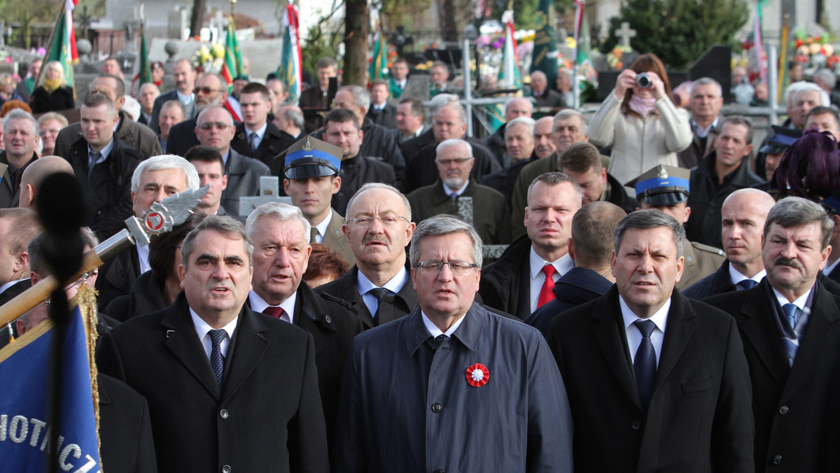 Nie da się zrozumieć Polski bez zrozumienia polskiej wsi i tradycji ruchu ludowego - mówił prezydent Bronisław Komorowski, który wziął udział w "Zaduszkach Witosowych" w Wierzchosławicach niedaleko Tarnowa.