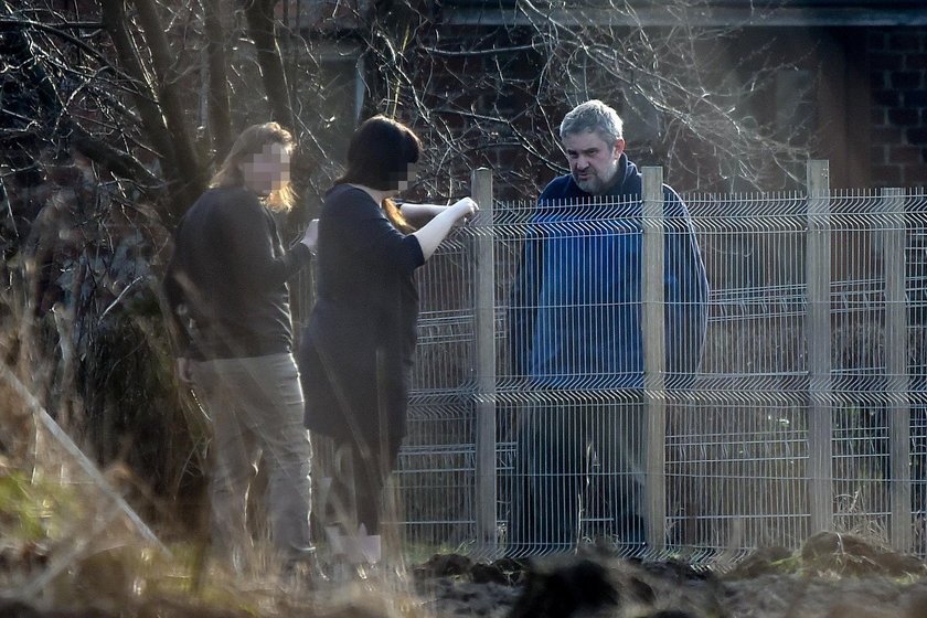 Minister rolnictwa Jan Krzysztof Ardanowski naprawia płot