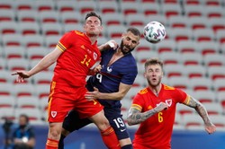 Benzema po pięciu latach znów zagrał w kadrze Francji i zmarnował rzut karny