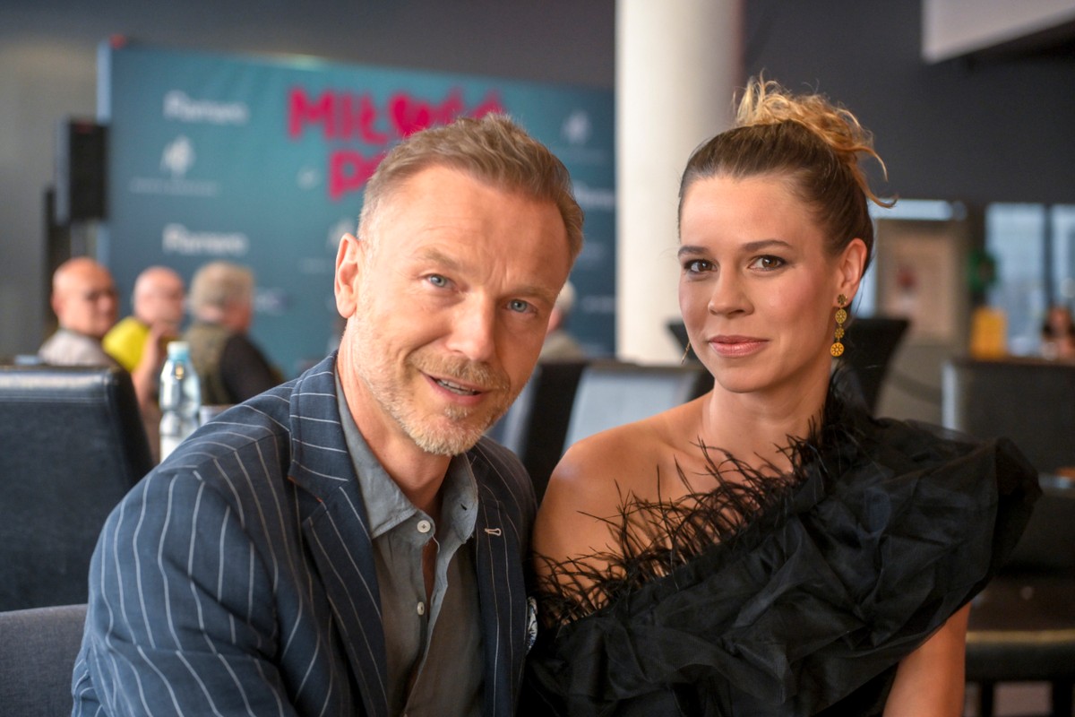Krystian Wieczorek skradł show z młodszą o 17 lat żoną na premierze spektaklu