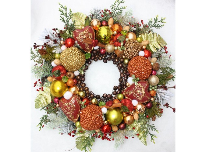 Świąteczny wianek ze złoconymi sercami i ozdobami w kolorze miedzi, czerwieni i złota. Autora: Marta Jarosińska-Mańka