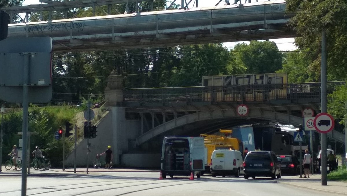 Parafrazując klasyka filmów absurdu, Gdańsk ma świecką tradycję. Wcale nie nową, bo zrywanie trakcji tramwajowej pod wiaduktem na ulicy Hallera jest standardem od dłuższego czasu. O rozwiązanie problemu apelują do urzędników mieszkańcy, społecznicy, a ostatnio nawet i mający większość w radzie miasta politycy PO. Do tej pory miasto przekonywało, że wszystko jest tutaj zgodne z prawem i zmian nie będzie. Być może dzisiejsza sytuacja przelała czarę goryczy i magistrat podejdzie do sprawy inaczej.