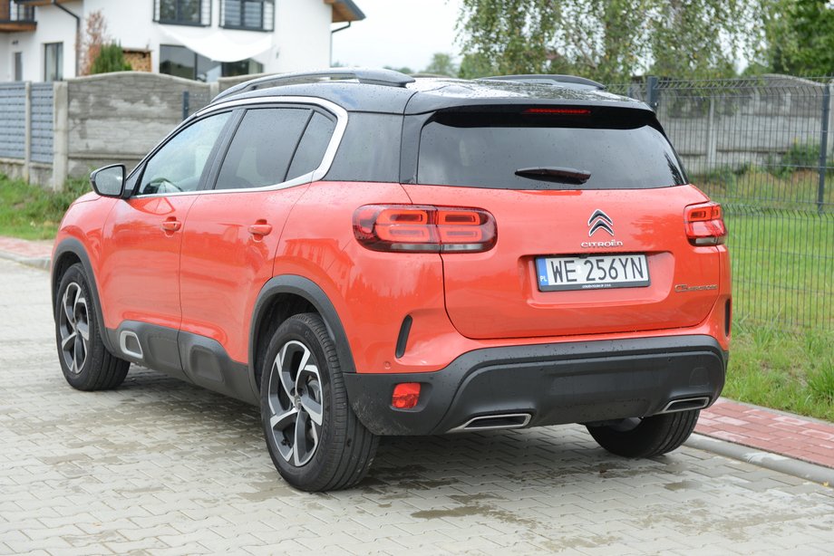 Citroen C5 Aircross to auto ciekawie narysowane, o ładnej sylwetce. Na pewno wyróżnia się z tłumu innych SUV-ów.