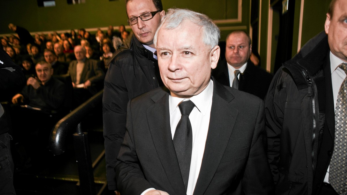 Jarosław Kaczyński postanowił pozwać byłego już posła Janusza Palikota - podaje radio TOK FM. Prezes PiS poczuł się dotknięty wypowiedzią twórcy Ruchu Poparcia, która padła w programie satyrycznym "Szymon Majewski Show". - Kaczyński to największy wilk polskiej polityki i trzeba go zastrzelić i wypatroszyć - powiedział  Palikot.