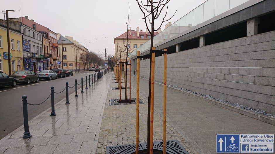 Betonowy parking na placu w Kutnie. Akceleracja brzydoty czy etap przejściowy?