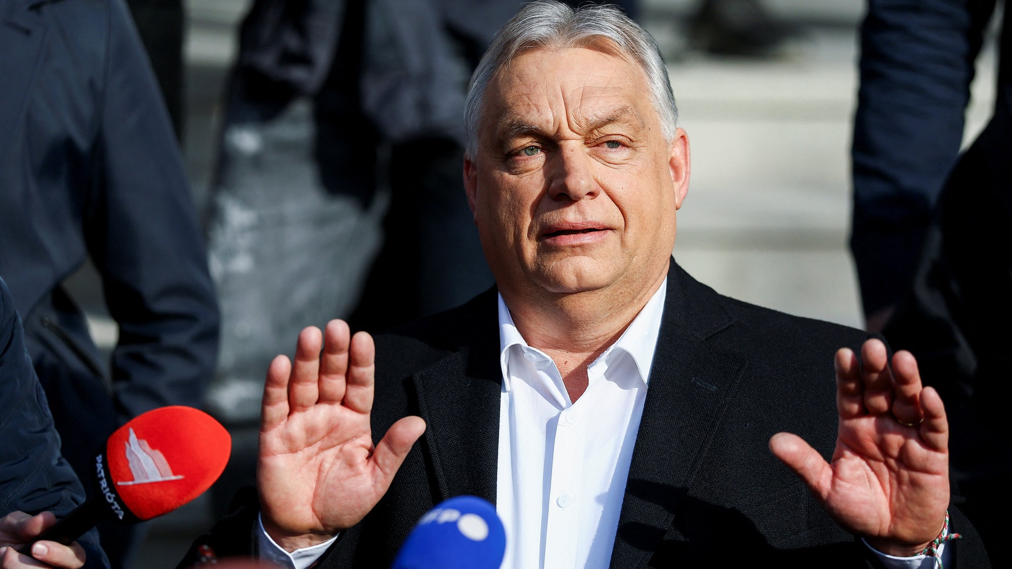 Maďarský premiér Viktor Orbán hovorí s novinármi po tom, ako odovzdal svoj hlas počas maďarských parlamentných volieb v Budapešti