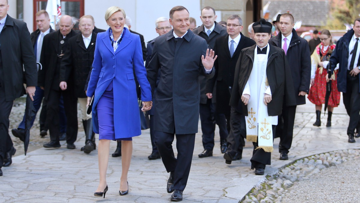 Prezydent Andrzej Duda wraz z małżonką Agatą Kornhauser-Dudą przybył dziś do Starego Sącza w woj. małopolskim, gdzie otrzyma tytuł honorowego obywatela miasta. Głowa państwa na lokalnym rynku spotka się też z mieszkańcami.