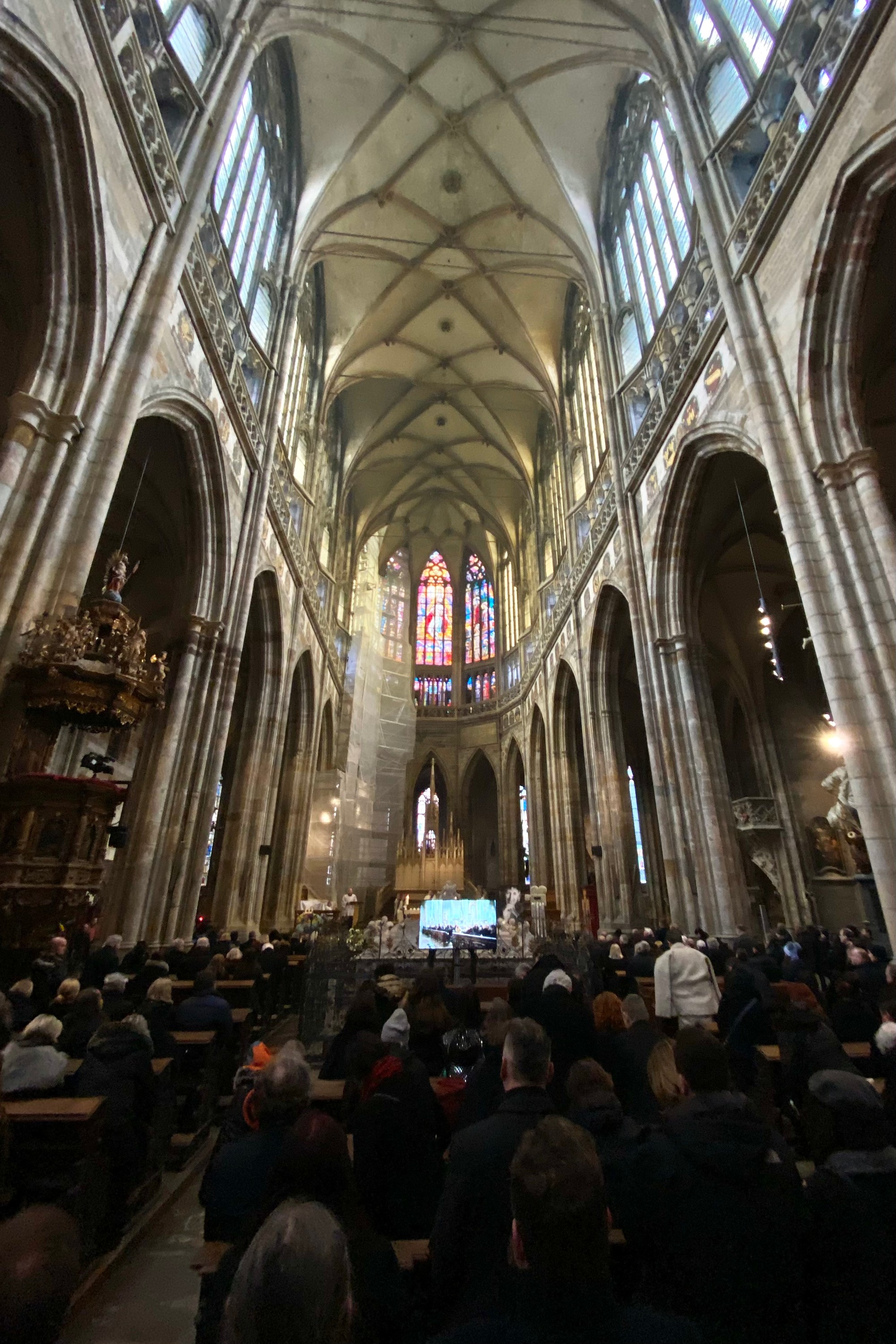 Ľudia sa na Pražskom hrade prišli rozlúčiť s filmovým režisérom Jakubiskom