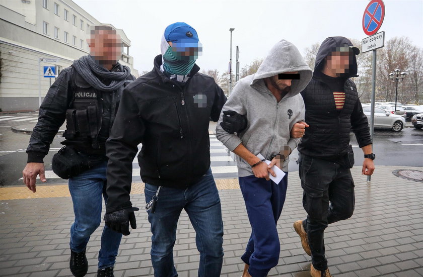 Nożownik w asyście policjantów został doprowadzony do prokuratury w Piasecznie 