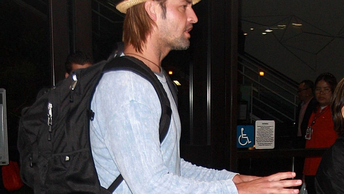 Josh Holloway z żoną i córeczką na lotnisku