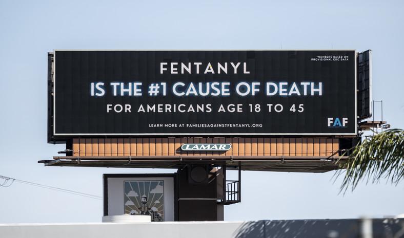 Bilboard w Kalifornii z napisem: "fentanyl jest największą przyczyną śmierci Amerykanów w grupie wiekowej 18-45 lat"