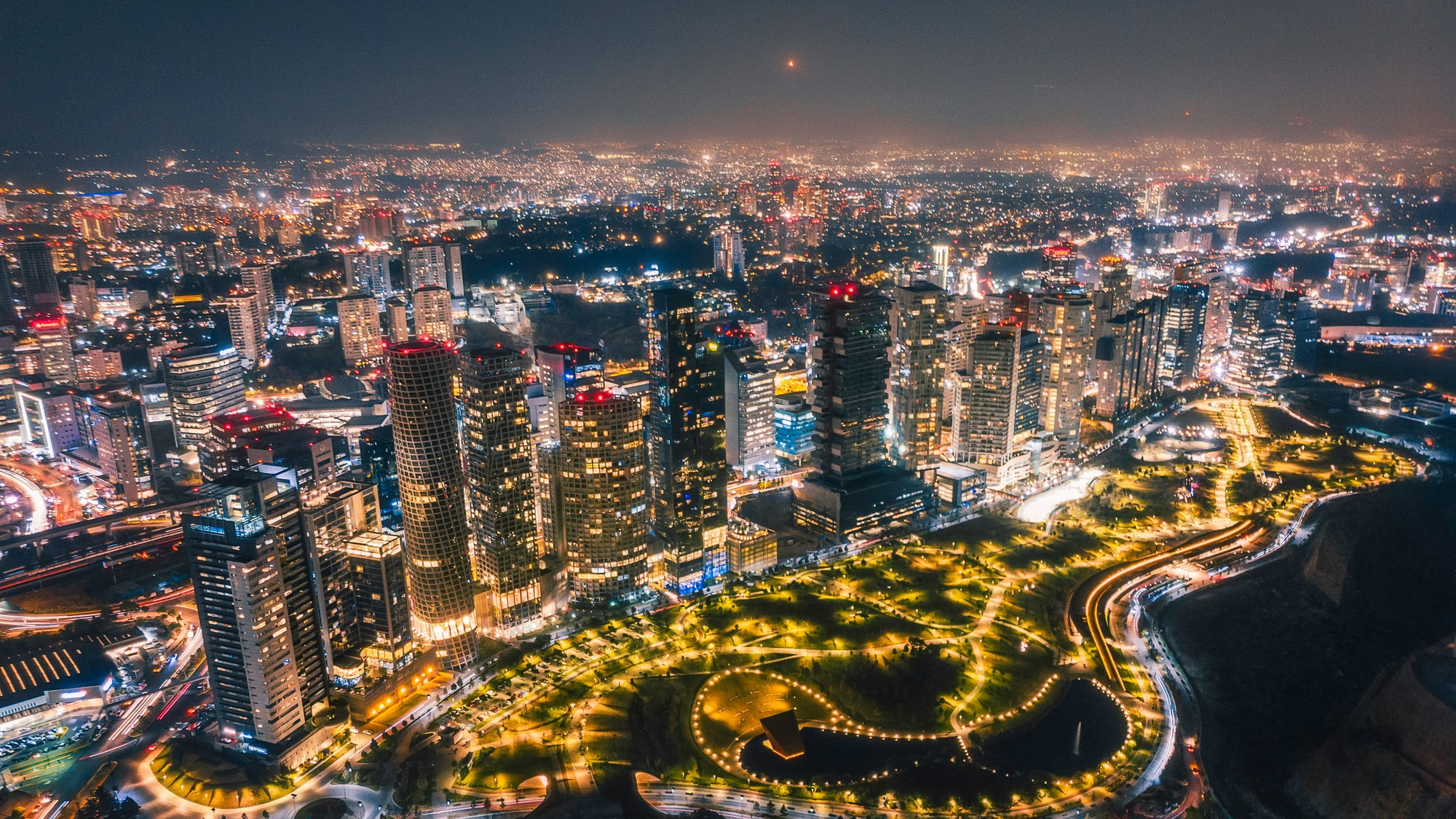 Letecký pohľad na husto zastavané hlavné mesto Mexika, Ciudad de México. Nová satelitná štúdia odhalila, že v niektorých častiach tejto metropoly klesá zemský povrch až o 21,7 centimetra ročne. Ide o lokálne hodnoty, nie o rovnomerné prepadávanie celého mesta. (Ilustračný obrázok)